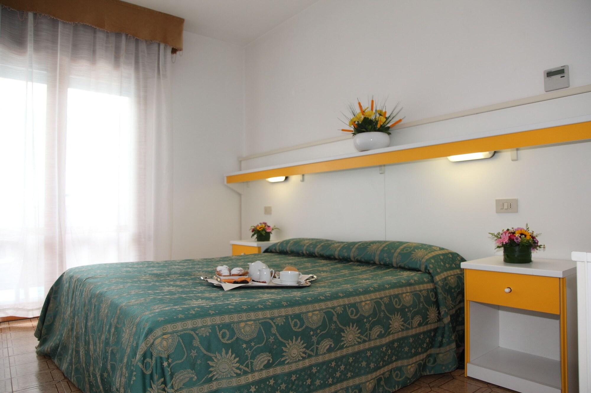 Hotel Bettina Lido di Jesolo Bagian luar foto