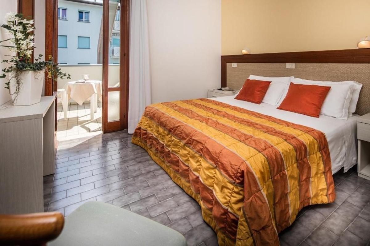 Hotel Bettina Lido di Jesolo Bagian luar foto