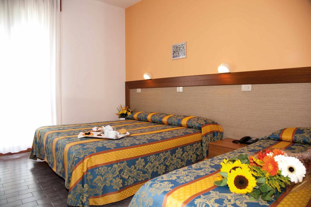 Hotel Bettina Lido di Jesolo Bagian luar foto