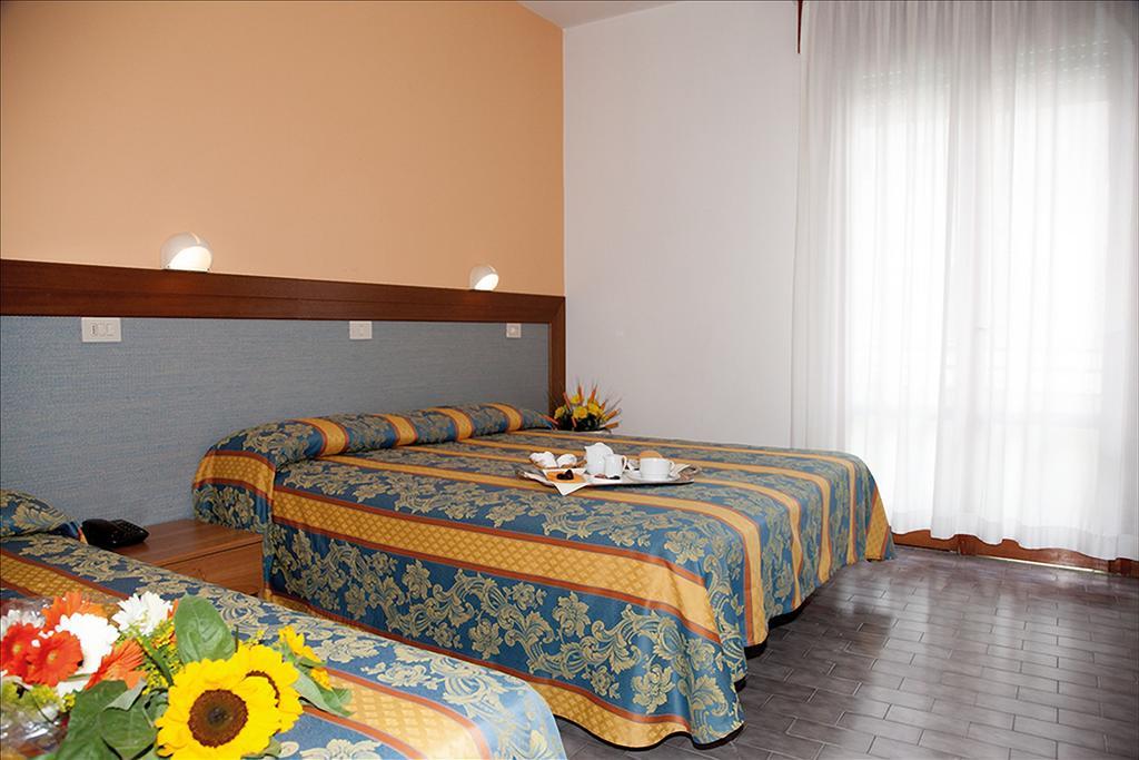 Hotel Bettina Lido di Jesolo Bagian luar foto
