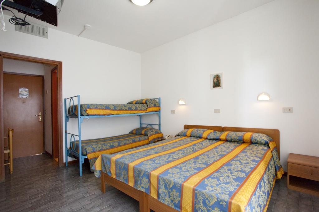 Hotel Bettina Lido di Jesolo Bagian luar foto